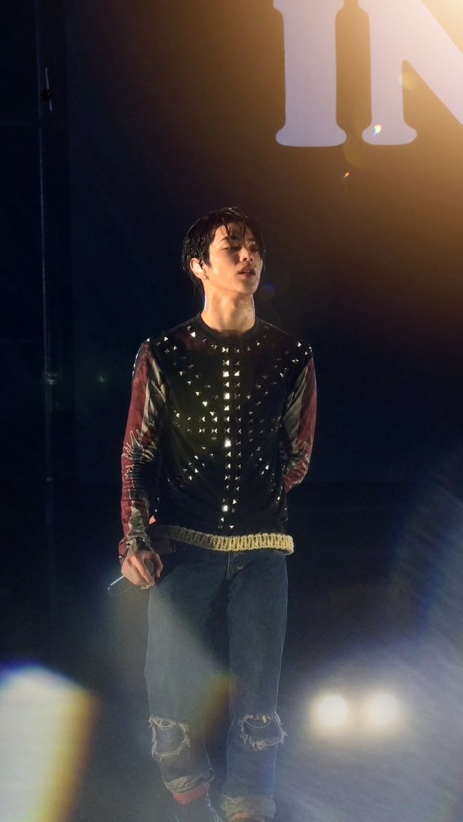 isawkono's tweet photo. ROCKSTAR AHN #KEONHO ⭐ https://t.co/2YmAO913wr