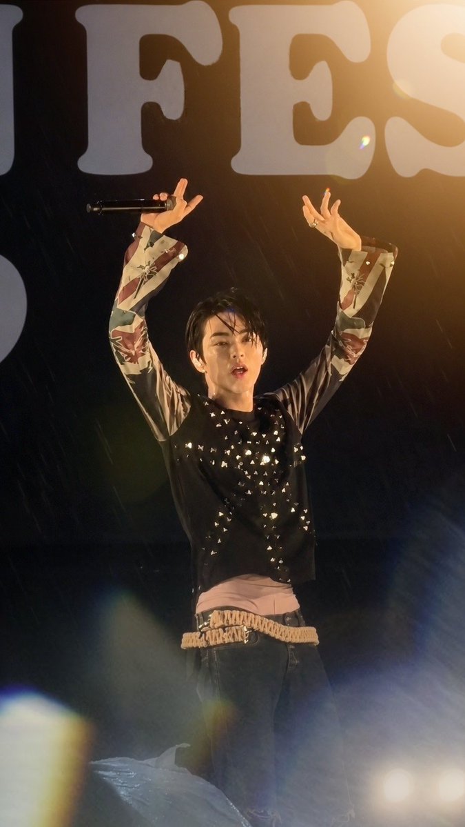 isawkono's tweet photo. ROCKSTAR AHN #KEONHO ⭐ https://t.co/2YmAO913wr