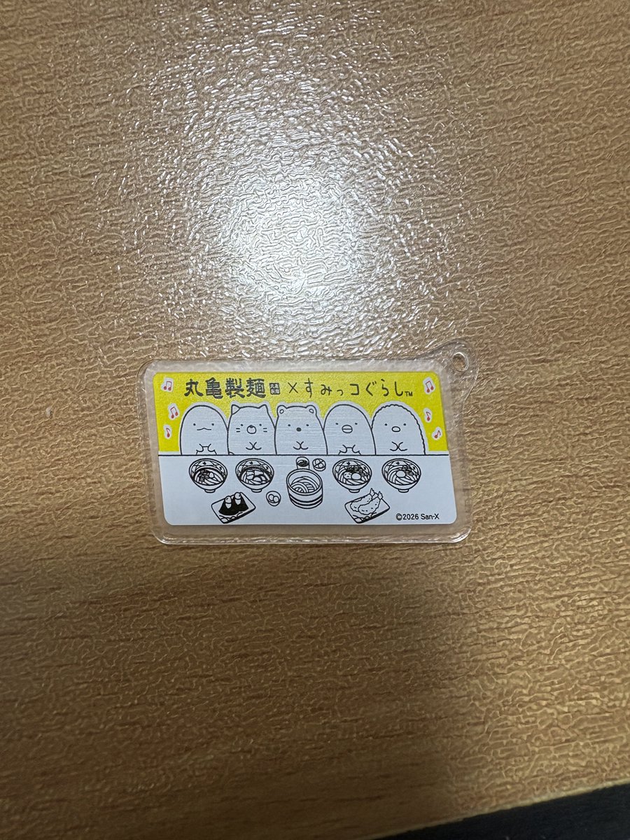 ageagefried's tweet photo. いつかやろうとおもってた丸亀製麺の蓋プラ板
重い腰を上げてやってみたけど見事に斜め😂

何人か見た感じだと、ちゃんと綺麗に真っ直ぐ縮む人もいれば同じように斜めな人もいた…プラ板のそもそもの方向性？とかあるのかなあ

これなら穴左上にしとけばよかった😂😂 https://t.co/3e6Ruu2BC1