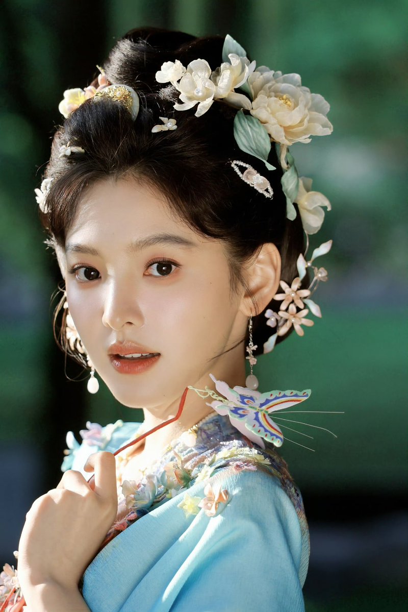 rruonans's tweet photo. Zhang Ruonan’s studio shares new snaps for Nannan’s 8th debut anniversary 🩵

(1/5)

#ZhangRuonan #章若楠 https://t.co/pgXtaNkzAX