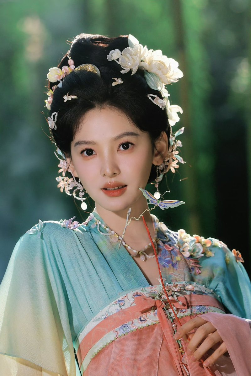 rruonans's tweet photo. Zhang Ruonan’s studio shares new snaps for Nannan’s 8th debut anniversary 🩵

(1/5)

#ZhangRuonan #章若楠 https://t.co/pgXtaNkzAX