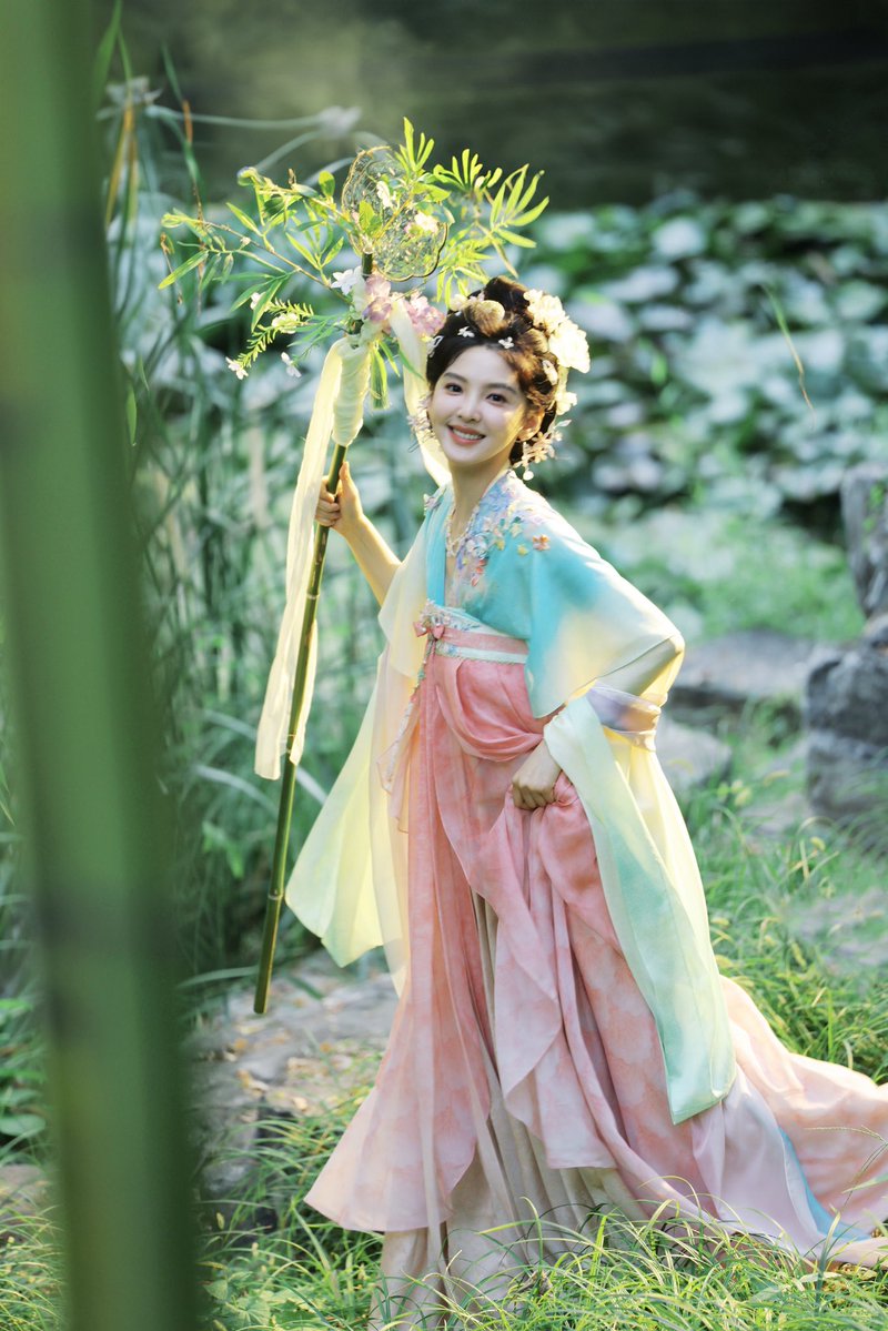 rruonans's tweet photo. Zhang Ruonan’s studio shares new snaps for Nannan’s 8th debut anniversary 🩵

(1/5)

#ZhangRuonan #章若楠 https://t.co/pgXtaNkzAX