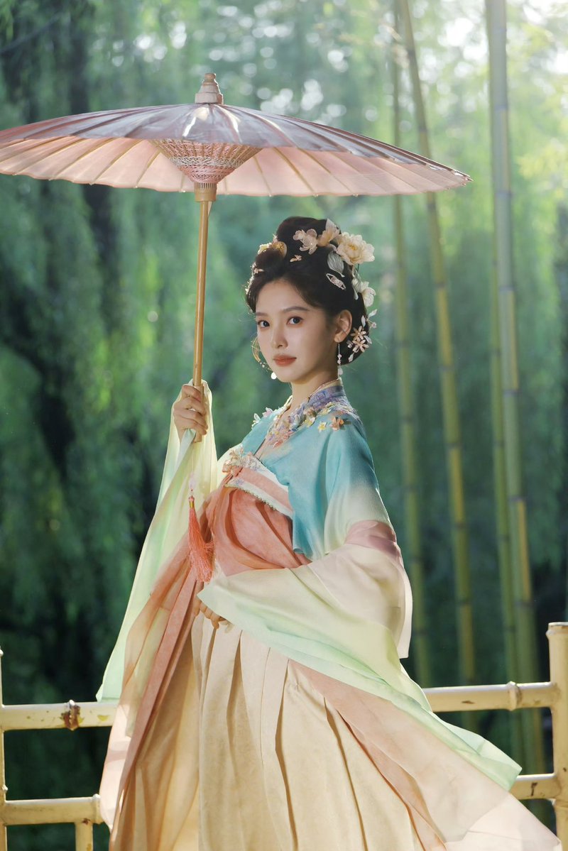rruonans's tweet photo. Zhang Ruonan’s studio shares new snaps for Nannan’s 8th debut anniversary 🩵

(1/5)

#ZhangRuonan #章若楠 https://t.co/pgXtaNkzAX