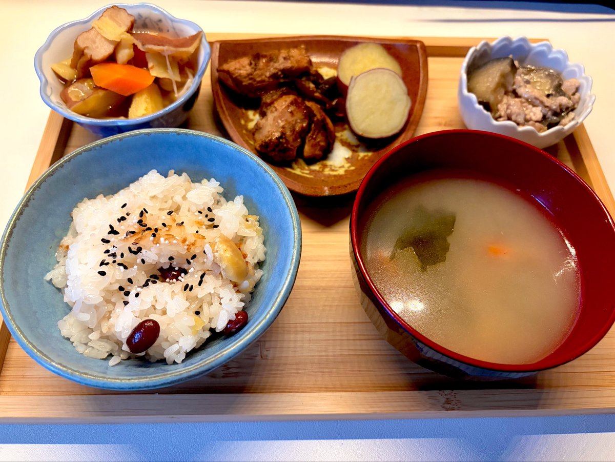 arrr69's tweet photo. 栗おこわがたべたくて、鍋で炊きました
自分の作る飯、相変わらず好きすぎる https://t.co/A1kV2dZQMi