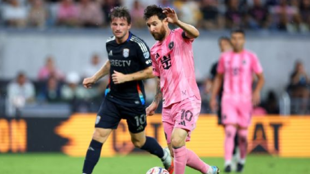 MenaoPower's tweet photo. Messi y Suárez aparecieron, pero no alcanzó: Inter Miami empató 2-2 ante San Diego FC.
Messi marcó un golazo de tiro libre y llegó a 75 tantos de pelota parada; Suárez puso el 2-1, pero Anders Dreyer selló el empate.

#MenaoPower #Messi #LuisSuarez #InterMiami #MLS

Info: ESPN https://t.co/WyGU3GwYIq