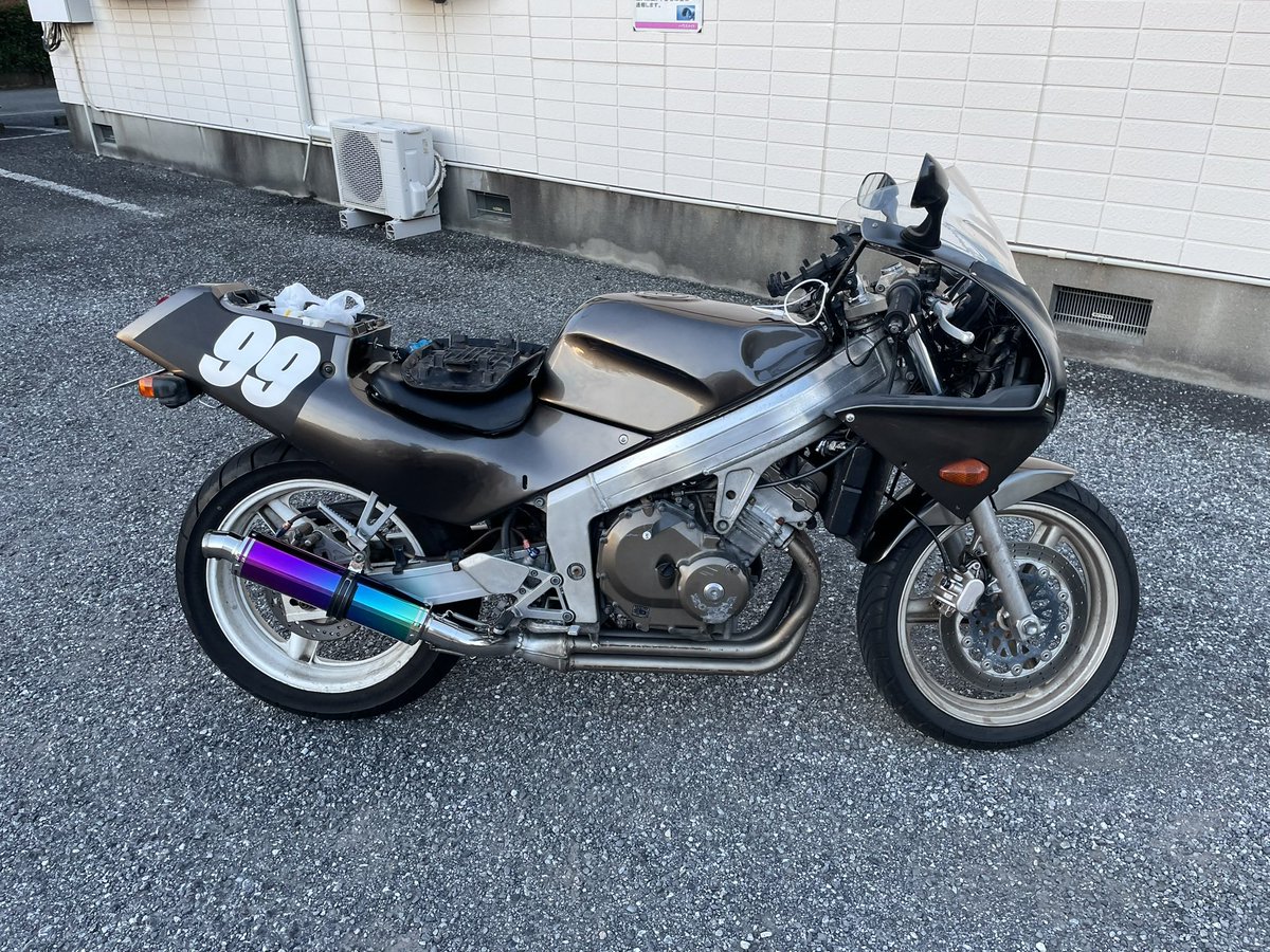 skyR33R34line's tweet photo. #CBR250 mc19
#売る って言ったら買いたい人いないかなー？

走る　止まる　曲がる問題なしです

燃ポンは外してあります

不具合　

ヘッドライト右割れ

アイドリング不調　

４〜6千回転不調6千回転以降は元気に吹き上がります

左のエンジンの下部分から少しエンジンオイル滲んでます。

現状渡し https://t.co/wxeZ8kSTiv