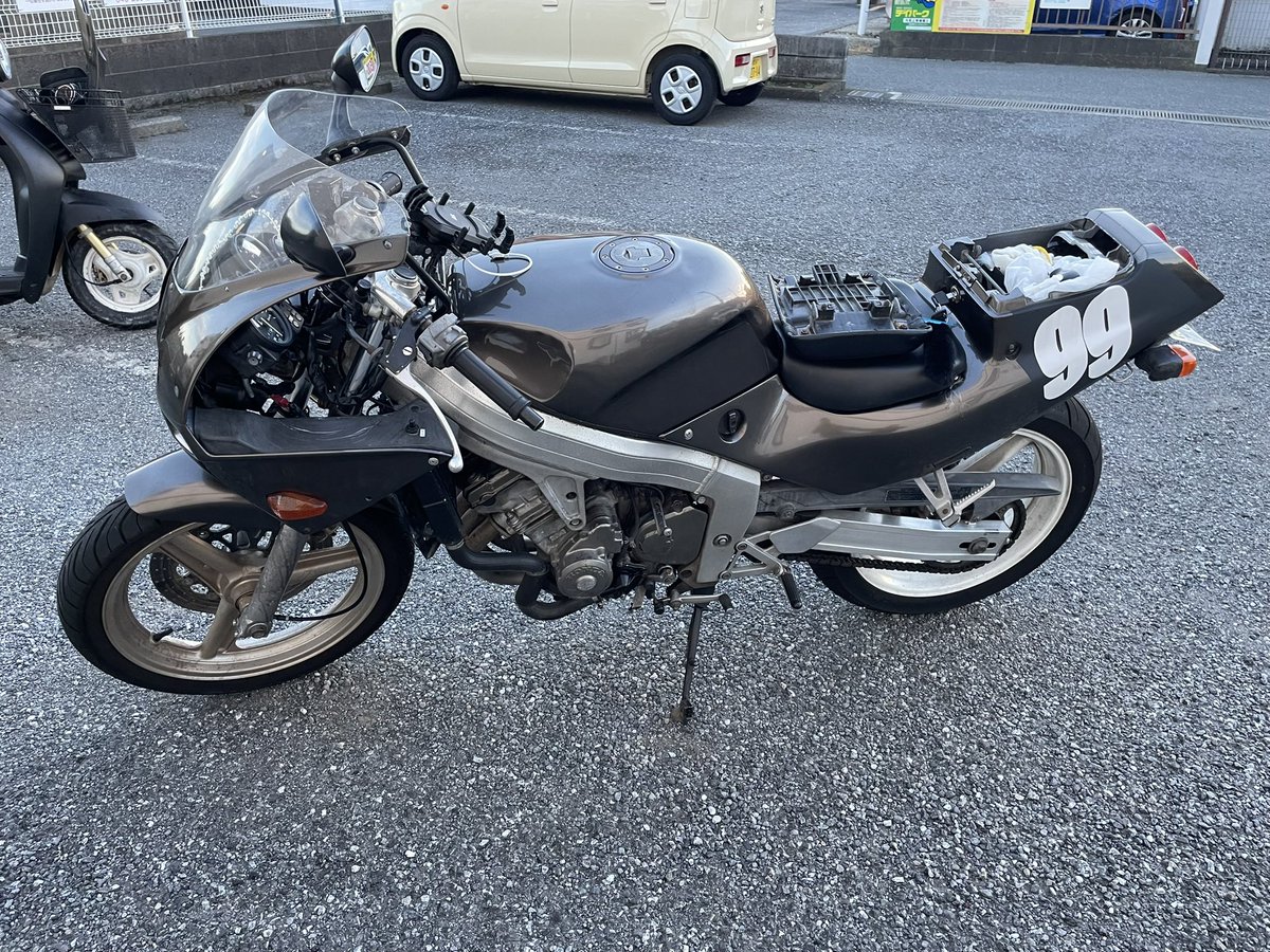 skyR33R34line's tweet photo. #CBR250 mc19
#売る って言ったら買いたい人いないかなー？

走る　止まる　曲がる問題なしです

燃ポンは外してあります

不具合　

ヘッドライト右割れ

アイドリング不調　

４〜6千回転不調6千回転以降は元気に吹き上がります

左のエンジンの下部分から少しエンジンオイル滲んでます。

現状渡し https://t.co/wxeZ8kSTiv