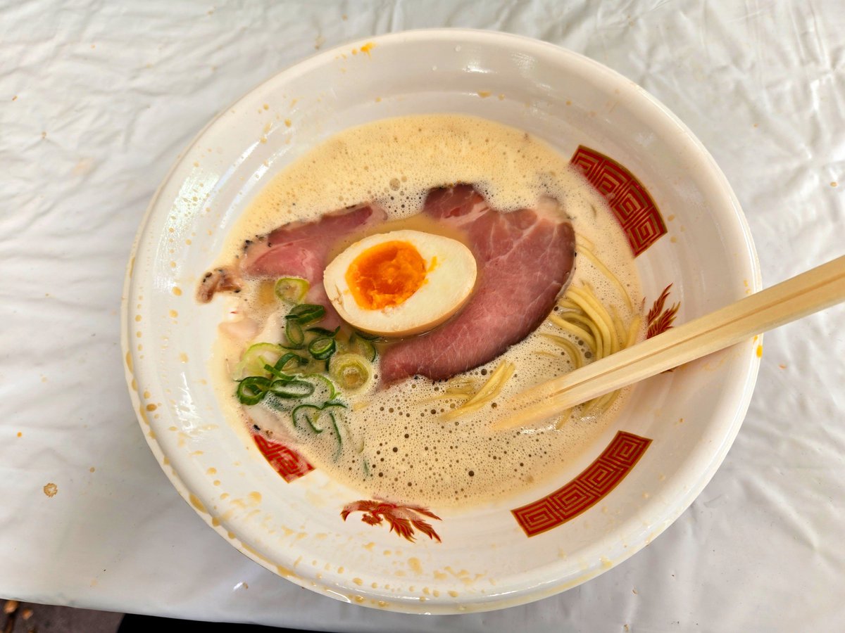chocoxxxnext's tweet photo. 北ノ醤油ラーメン
ニンニクと醤油が効いてて濃すぎないバランスが最高！
つけ麺和
麺だけでも美味しい！神秘的なつけ麺！
自家製麺 つきよみ
濃厚だけど呑みやすい白湯、
思わず完飲してしまいました！

今回は全部当たりで良かった。
大変美味しく啜れました！
#メ～テレラーメンフェス https://t.co/6bzKb2oj3A