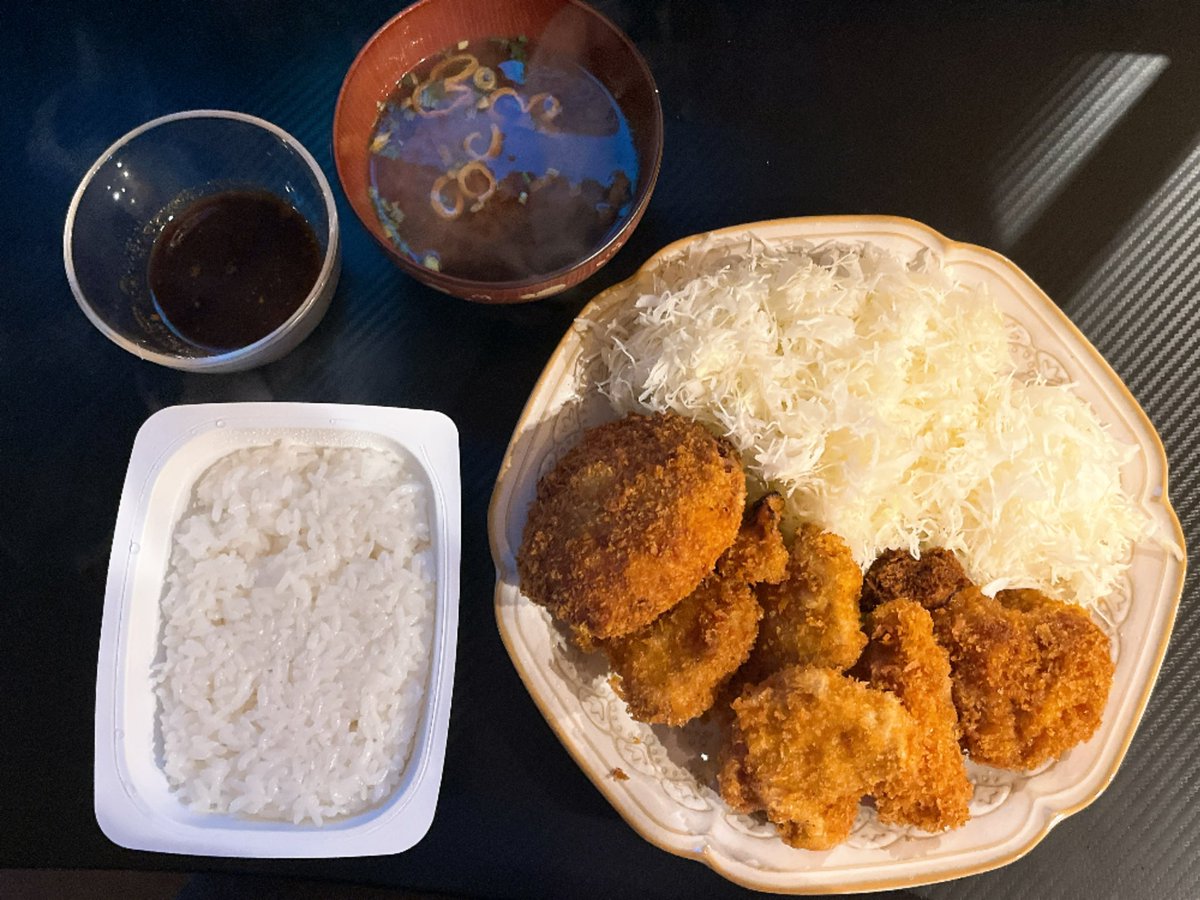 ihceso_XR's tweet photo. ドカ盛りミックスフライ定食
初めてコロッケ作ったけどめちゃくちゃ美味い、コロッケ屋さんに転職しようかな https://t.co/TB4KBUYMjm