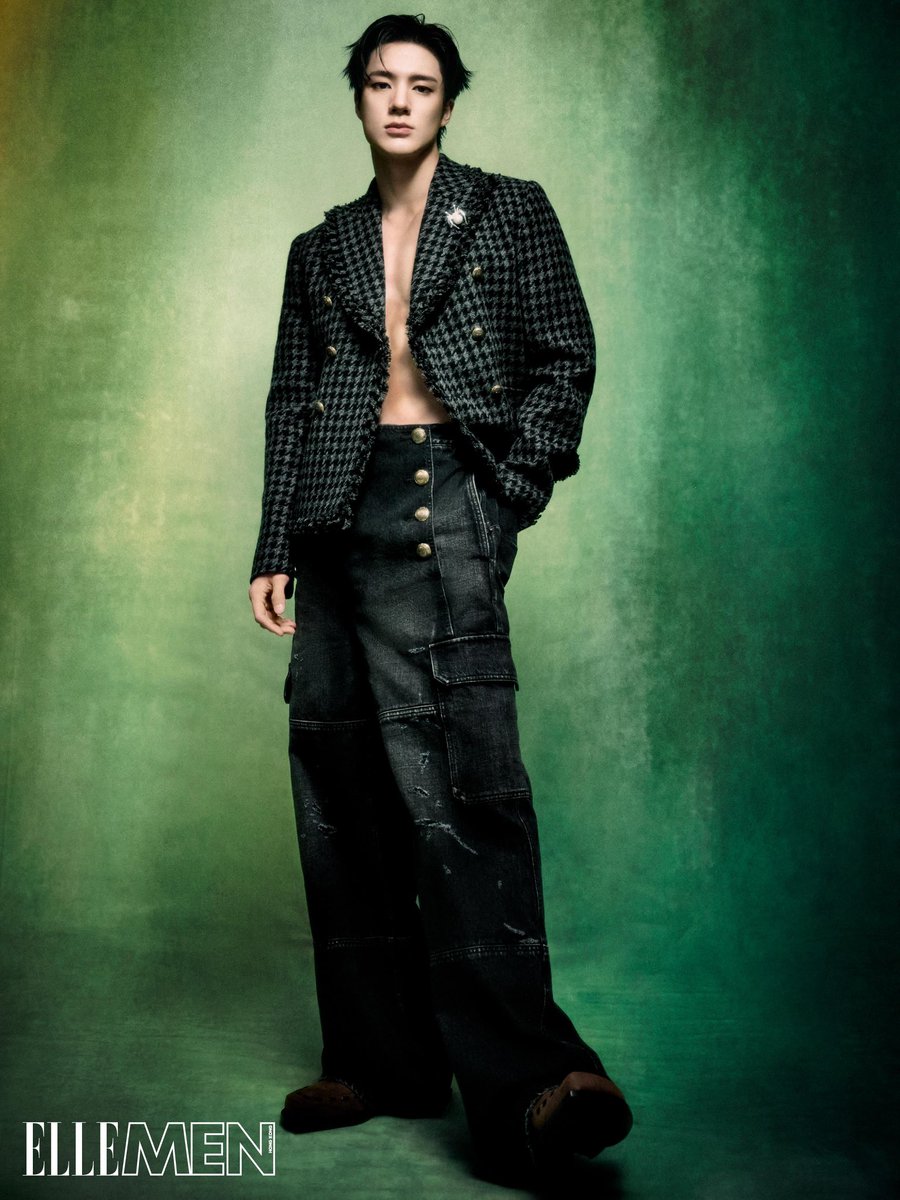 mrryjenroom's tweet photo. Dior Men FW26 สะท้อนภาพคนรุ่นใหม่หัวก้าวหน้า ผ่านการหยิบงานฝีมือชั้นสูงของ Paul Poiret ดีไซเนอร์ระดับตำนานยุค 1920s มาผสานกับความดิบเท่แบบ Indie-rock และ Androgynous พร้อมกับเอกลักษณ์ของ Jonathan ที่บิดสัดส่วนและเล่นกับโครงสร้างเสื้อผ้า จนเกิดเป็นซิลูเอตที่แปลกตา

#ELLEMENHKxJENO https://t.co/ZDkn4zuLSY