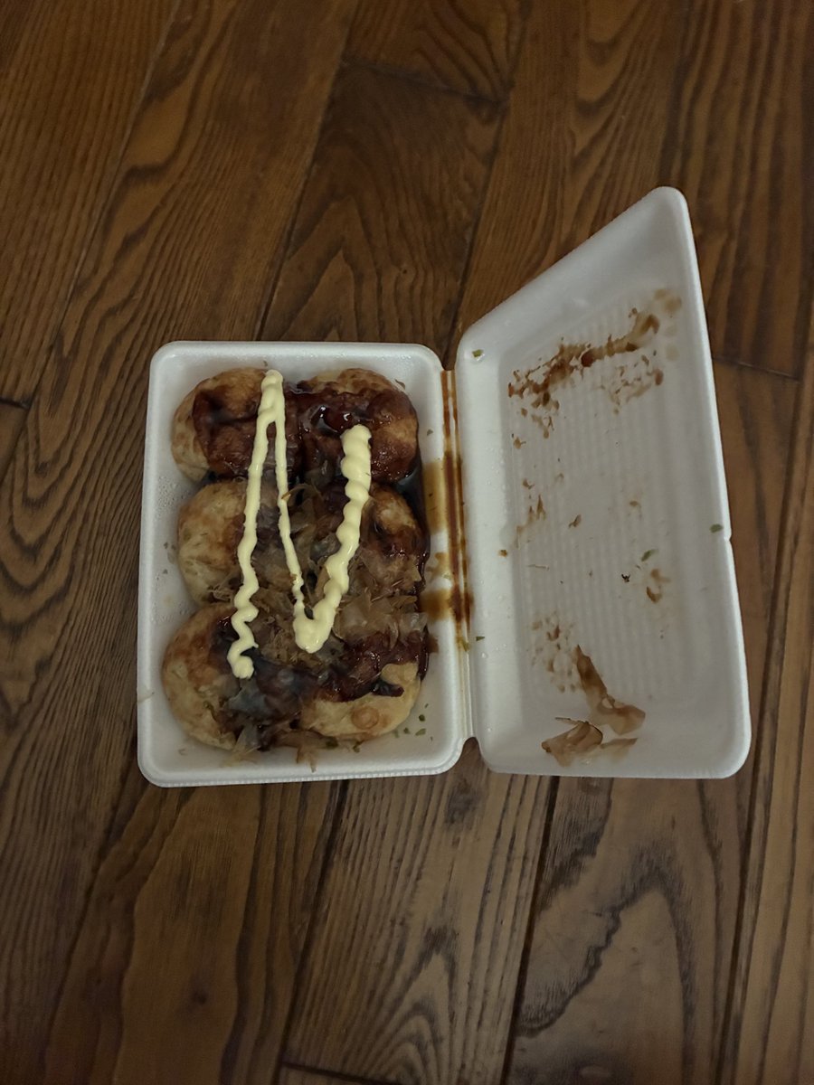 ebb_4g's tweet photo. ラムーに行って1パック100円タコ焼きを買ってきた！ https://t.co/C21umJkw2Y