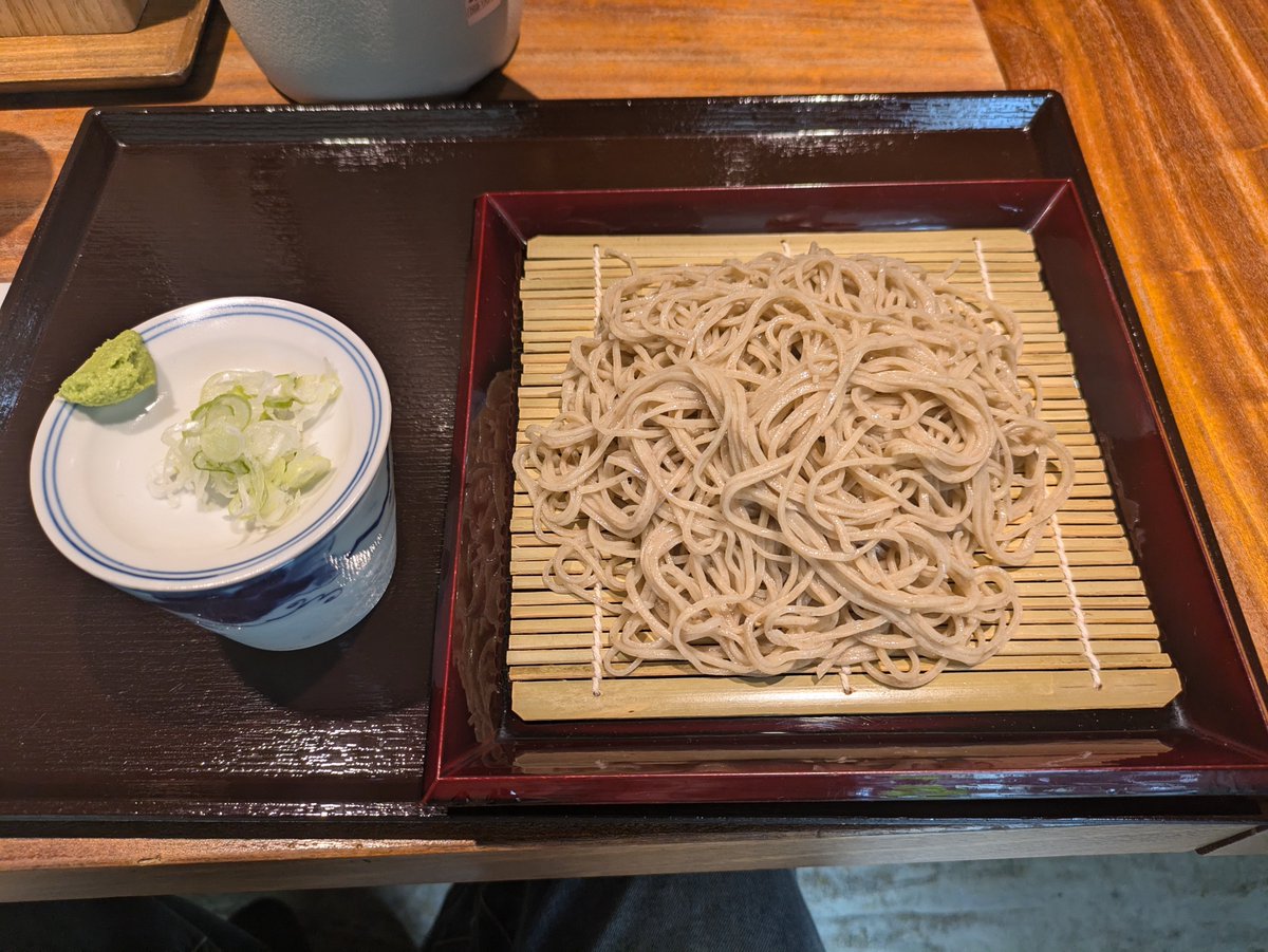nomboo6's tweet photo. 国産二八そば「スタンド」でもりそばとミニカレーを注文
そばは嬉しい生そばです　汁は強みのある醤油味
カレーはカレーと云うより"スープカリー"と表現した方が美味さが伝わると思います
値段的に大衆立ち食いかと思いきやかなり御上品な店格です　オジサン皆無　夫婦や年配親子がビールにそば　#路麺 https://t.co/5RNqI0YAVk
