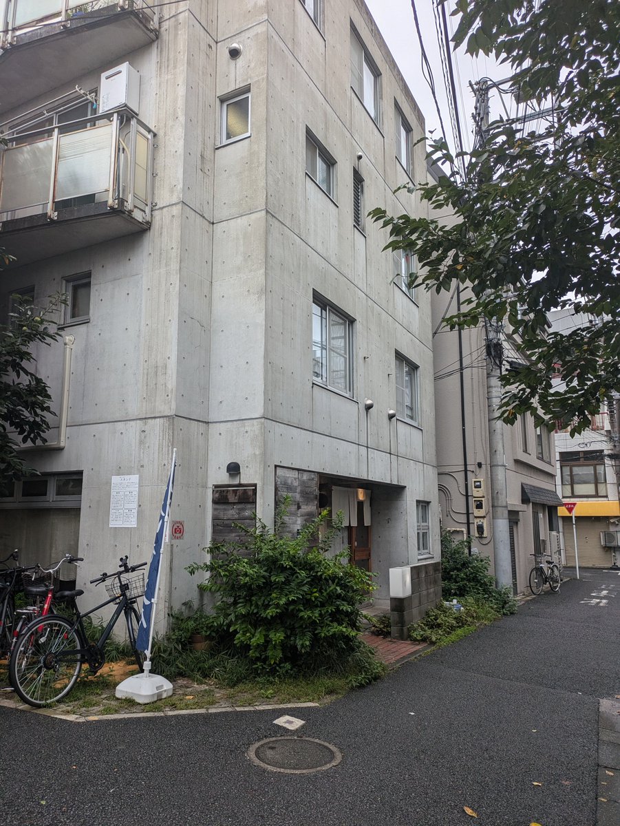 nomboo6's tweet photo. 国産二八そば「スタンド」でもりそばとミニカレーを注文
そばは嬉しい生そばです　汁は強みのある醤油味
カレーはカレーと云うより"スープカリー"と表現した方が美味さが伝わると思います
値段的に大衆立ち食いかと思いきやかなり御上品な店格です　オジサン皆無　夫婦や年配親子がビールにそば　#路麺 https://t.co/5RNqI0YAVk