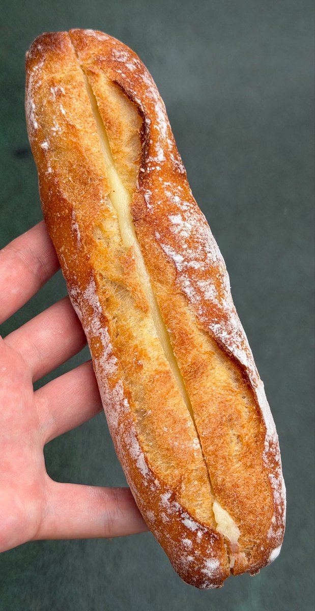 dor1416581's tweet photo. C’EST UNE BONNE IDÉE! のミルクフランスのバゲットは柔らかめ。美味しいし歯切れ良くて小麦の味するけど。クラストカリカリが良かった。クリームは甘めで牛乳感と練乳感がある。テクスチャはすんごい滑らかではないかも。 https://t.co/B2cQuzJJOC