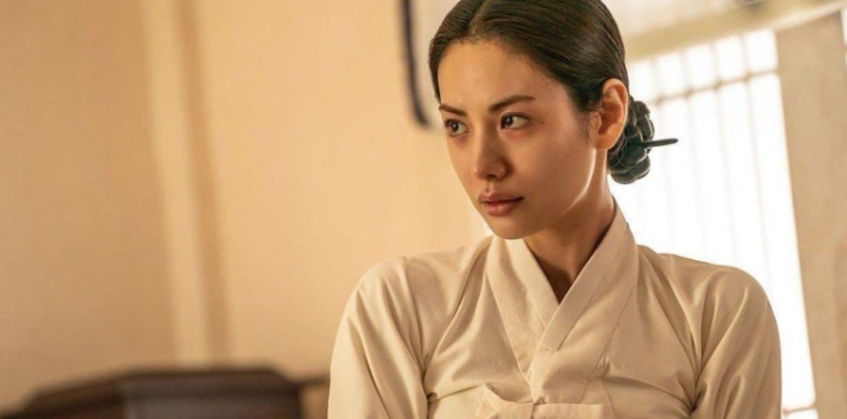rkmndsfilm's tweet photo. ⚠️ SPOILER ALERT - Nasib 9 Karakter #TheScandal

1. Cho Yun (Son Ye-jin) : menyesali semua perbuatannya kepada Cho Won. Setelah kehilangan dia, hidupnya terasa kosong dan perlahan kehilangan kebahagiaan.

2. Cho Won (Ji Chang-wook) : memilih melompat ke sungai setelah berusaha melindungi orang yang ia cintai. Jasadnya nggak pernah ditemukan, jadi hidup atau matinya masih jadi misteri.

3. Ahn Hui Yeon (Nana) : ternyata masih hidup dan bersembunyi di rumah Cho Won. Ia tetap menjalankan agama Katolik secara diam-diam.

4. Lee So Ok (Shin Youn Ha) : sudah resmi menjadi selir, tapi masih menjalani hubungan rahasia dengan Kwon In Ho. Di akhir, ia juga sedang hamil.

5. Kwon In Ho (Kang Chani) : meski berasal dari keluarga bangsawan, ia tetap mempertahankan hubungan terlarangnya dengan So Ok. Hubungan mereka akhirnya diketahui ibunya.

6. Bun Hui (Han Sun Hwa)  perjuangannya berhasil membuat So Ok menjadi selir bangsawan. Namun, ia juga ikut menutupi hubungan gelap putrinya.

7. Menteri Yoo (Lee Ji Hoon) : sampai akhir justru menjadi satu-satunya yang ngga tahu soal hubungan terlarang istrinya. 

8. Chil Seong (Kwon Do Gyun) : akhirnya bebas dari perbudakan dan mendapat pekerjaan, berkat Cho Won yang sudah menyiapkan masa depannya.

9. Eun Sil (Kim Ji An) : juga berhasil ditebus dari perbudakan. Ia kemudian menikah dengan Chil Seong dan memeluk agama Katolik. 

Ending-nya emg open ending bgt sii, terutama soal Cho Won. Gaada jasad, jadi sampai selesai kita ngga pernah bener" dikasih jawaban apakah dia mati atau berhasil selamat.
