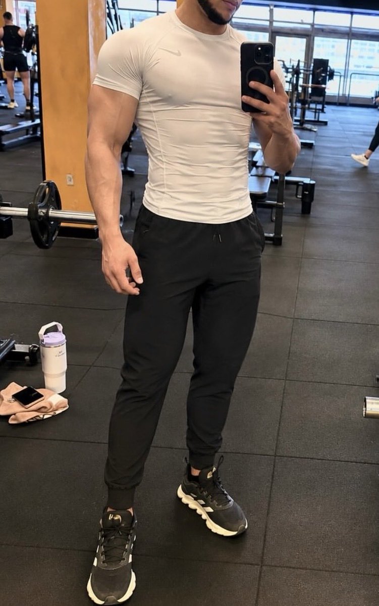 JoelJCastillo29's tweet photo. Mente y cuerpo sano // pero es verse bien sentirse cómodo y estar bien consigo mismo cada uno busca su forma estilo y lo que le guste⭐️⭐️⭐️☄️☄️☄️ https://t.co/ZLzKQBXULq