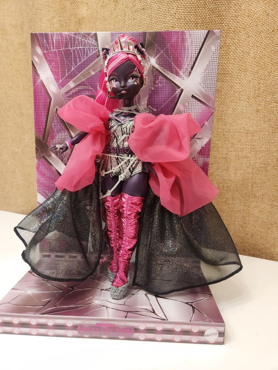 corpscontent's tweet photo. @DaddysBoy_K That’s absolutely a part of it, every doll in fang vote regardless of how someone might feel about their design has had excellent presentation in box. Abbeys presentation on the other hand just looks so half baked and does her 0 favors. https://t.co/xD9KGmfD3C