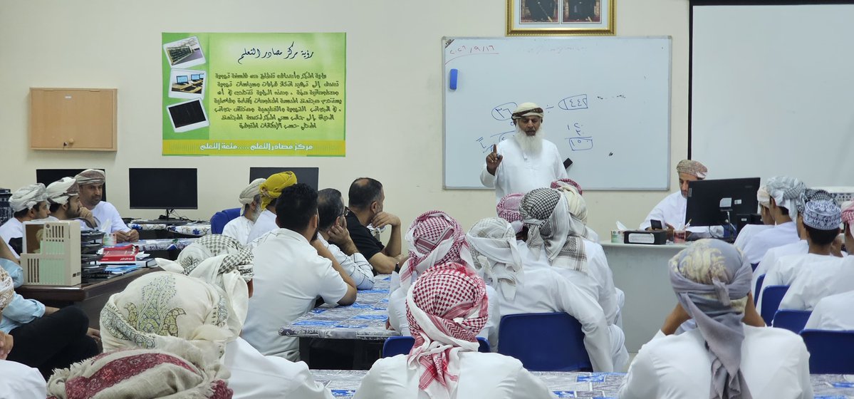 aws_bin's tweet photo. انطلاقا من حرص ادارة المدرسة على دعم و توجيه طلبتنا بالصف الثاني عشر تم صباح اليوم عقد جلسة حوارية توجيهية جمعت معلمي الصف الثاني عشر مع الطلبة واستفتح الفاضل مدير المدرسة الجلسة بتوجيهاته لابنائه الطلبة بضرورة الحرص و الاجتهاد. 
#تعليمية_شمال_الشرقية 
#تعلم_مستدام https://t.co/PrgJ7gArV1
