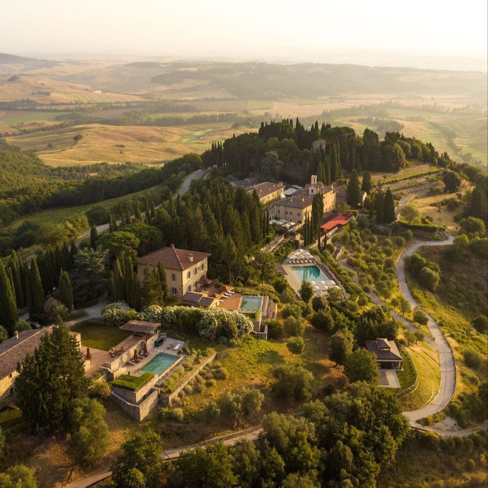DoveCameronData's tweet photo. Dove Cameron and Damiano David will get married at Castiglion del Bosco, A Rosewood Hotel this weekend, a mega luxurious hotel with 2 Michelin stars. 

Via Vanity Fair Italia https://t.co/7JwsFv9fJN
