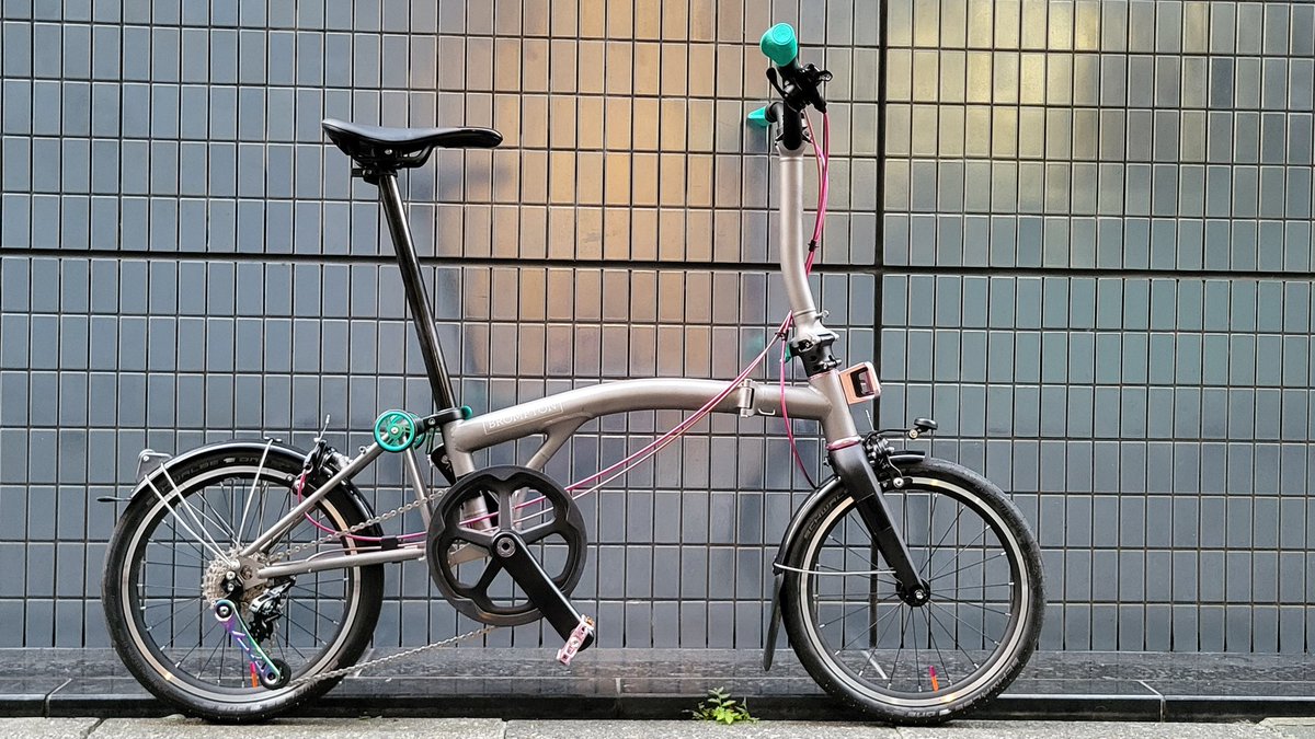LOROCYCLEWORKS's tweet photo. T-Line 外装7段カスタムを行いました。
ご依頼、ありがとうございます🎶

H&amp;Hを利用して、カラーリングもこだわりました。

店舗では、様々な相談を受け付けております。
是非、店舗へ足を運んで頂ければと思います。

#カスタム #brompton #tline #自転車 #東京 https://t.co/wKu402u6Uu