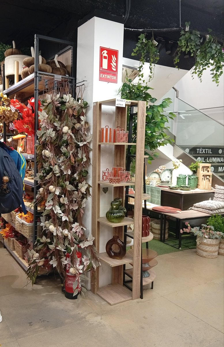 MiroClosa's tweet photo. 🔊🚨RIESGO INCENDIO, MEDIOS EXTINCIÓN💥🤕

🛍️Comercio tipo bazar, con cambio continuo de genero expuesto🛒

❌Elementos de extinción sin visibilidad🚫
❌Señalizado en un pilar a 1 sola cara🫣

RD486 y normativa específica de medios de extinción⚖️📚

#PRLimages #PRL https://t.co/pBRv7YB6xM
