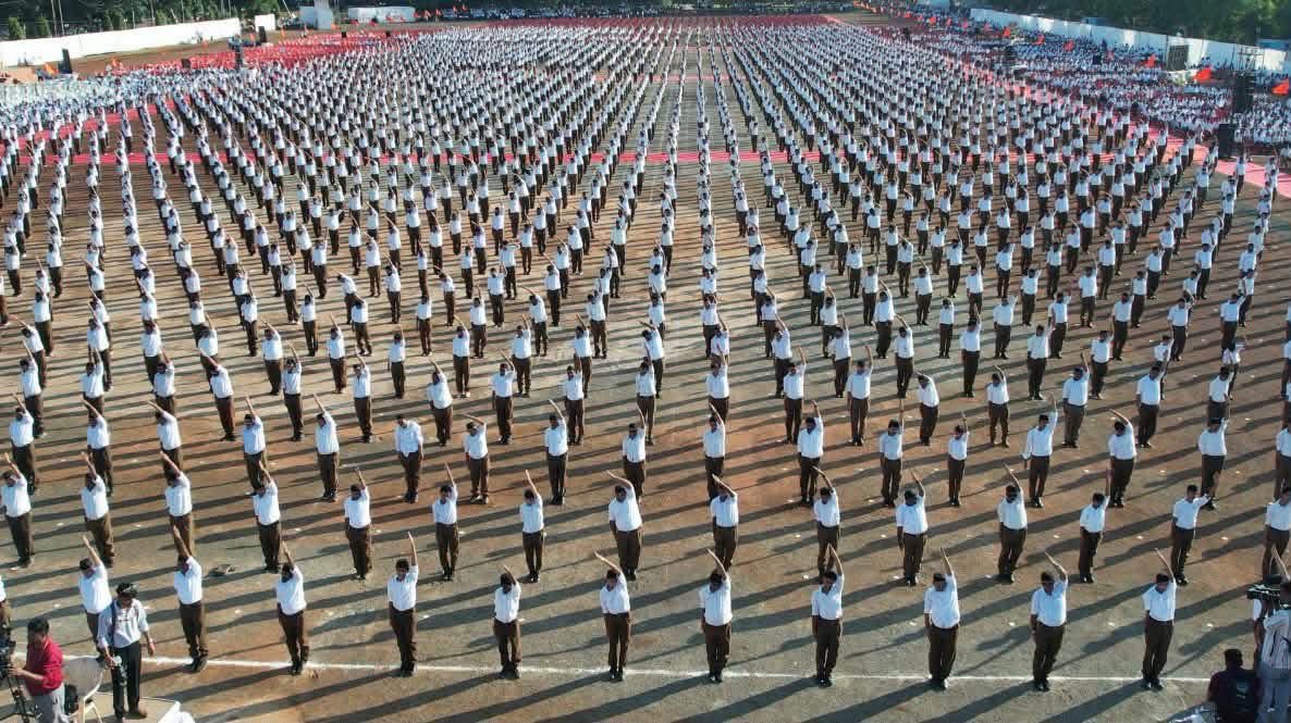 friendsofrss's tweet photo. RSS Sarkaryavah Shri Dattatreya Hosabale addressed a gathering of Swayamsevaks in Bhopal, Madhya Pradesh. #RSS100 https://t.co/AkTu3NQhdO