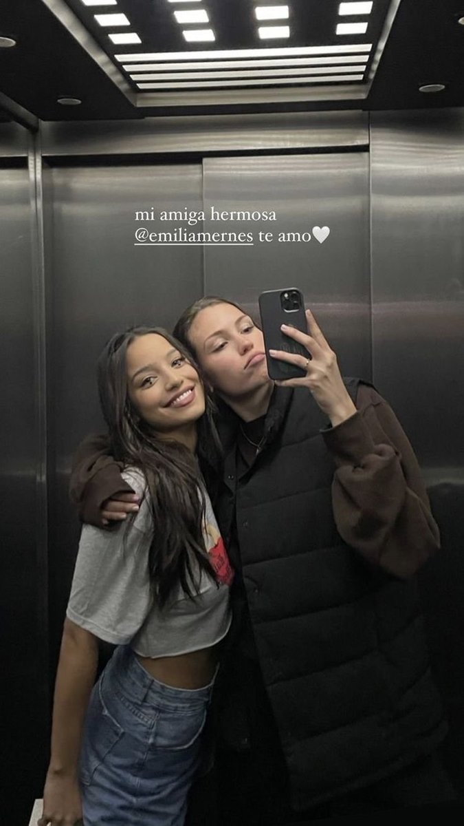 joseeesitoooo_'s tweet photo. Con una mano en el corazon este nivel de obsesion q tiene con emilia no es sano ni para ustedes ni para ella, parecen mas fan que yo https://t.co/U969Fmk5Wf