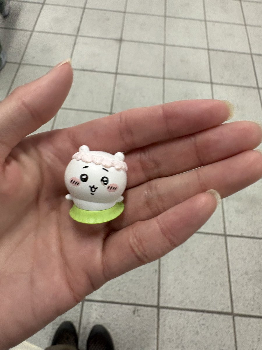 K6Sake's tweet photo. ホテルの隅っこに落ちてたのを発見してる無事日本に帰ることができるちいかわ https://t.co/3EDXQpUxPg