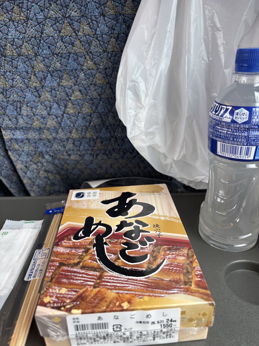 MorKu7's tweet photo. 新大阪駅でサンダバに乗り換え
湖西線じゃなく東海道線と北陸本線を通るので30分ほど遅れるらしい…
琵琶湖見るために右の席取ったのに、結果逆側になってもた(敦賀での乗り換えは心配してません） https://t.co/GiDbgK6x8I