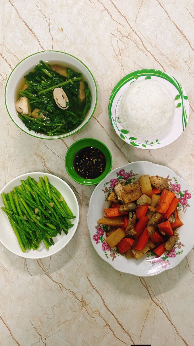 datdaiphu's tweet photo. Cơm nhà đôi khi chỉ cần giản dị thế này… mà ngon và bình yên đến lạ. ❤️
canh tần ô nấu nấm rơm
Măng tây xào 
Củ cải kho nấm 
Chén nước tương đậm vị
Bạn đã thưởng thức những món như thế này chưa?
#Chay #amthuc https://t.co/aEGvNLepMg