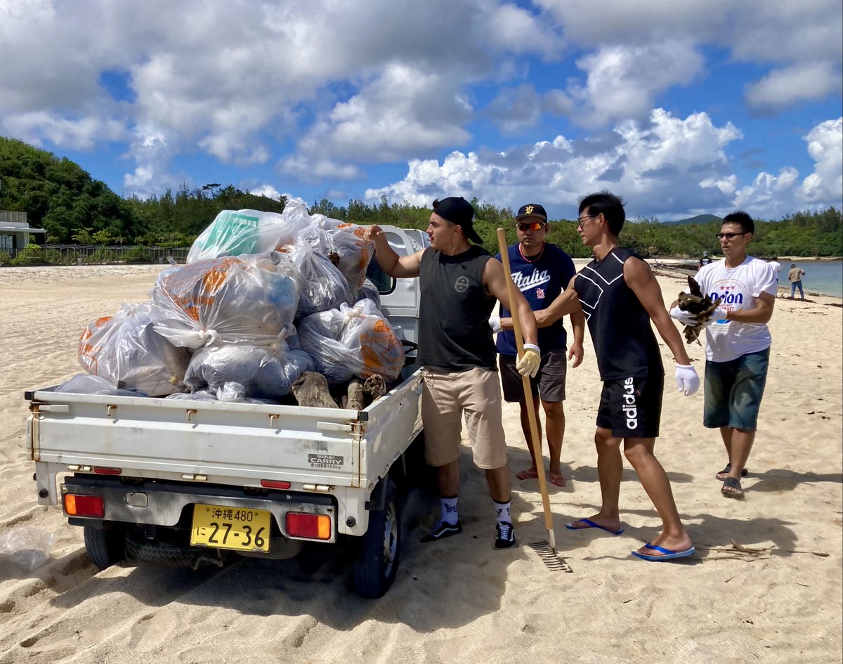 mcipac_jp's tweet photo. 9月12日、金武町のKinサンライズビーチにおいて、海兵隊キャンプ・ハンセンSMPのボランティア３０名と陸上自衛隊からは２０名が参加し、毎月恒例のビーチ清掃活動を実施しました。
本活動は共同訓練などを通じて親交の深い陸上自衛隊第15旅団と共に地域貢献活動の一環で継続的に行われています。 https://t.co/x3honk4Y8Y