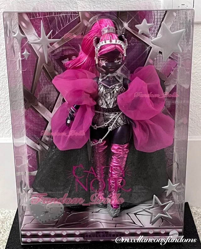 corpscontent's tweet photo. I think you can see how hard the ball was dropped for fang vote abbey by box presentation alone. Every other box highlights the doll in a unique way with how it’s constructed, but abbeys looks like a generic howliday packaging. https://t.co/4gFvvfgjMi