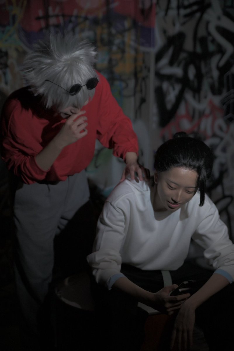 4628HUNTER's tweet photo. 【Cosplay/コスプレ】 

   呪 術 廻 戦    5 周 年 記 念
            ℤ𝕆ℤ𝕆𝕋𝕆𝕎ℕ   コラボ衣装

   ちゃっかりポーズ決めてんじゃん

   📸⇒@CameraAkira 
   🏖⇒@M133090
   #ハコアム大阪 https://t.co/DyRMxJIqH4