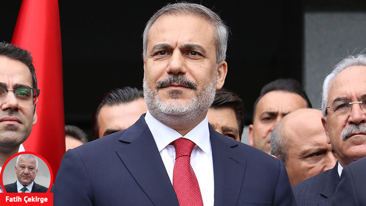 Hurriyet's tweet photo. Dışişleri Bakanı Hakan Fidan’ın 11 Eylül günü Diyarbakır’da yaptığı konuşmayı bir daha dinledim.

Sonra altını çizerek birkaç kez okudum.

Tavsiye ediyorum:

“İmralı’ya villa yapılmış” türünden tahrikkâr ve magazinsel tartışmalar yerine;

Lütfen bu konuşmayı okuyun ya da dinleyin.

Tarihsel bir konuşma çünkü.

Türkiye’nin yakasına yapışan, sonra üzerinde karabulutlar halinde gezen terörün önünü arkasını anlatan;

“Terörsüz Türkiye” ve “Terörsüz Bölge” nedir, tarihi perspektifiyle ortaya koyan;

Dahası;

13 yıl önce ilk denemesi yapılan bu sürecin neden başarılı olmadığını anlatan bir konuşma.

🖊️Fatih Çekirge

🔗https://t.co/bUgPMvft5Z