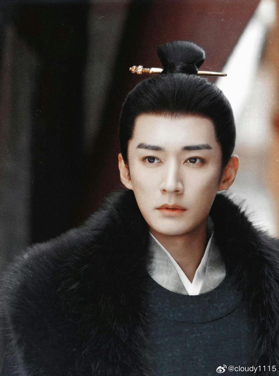 tootoora3's tweet photo. ตอนที่รู้สึกว่าคนแบบพระเอกน่ากลัวมาก คือตอนฮีไปจับชู้ กับตอนจัดการเพื่อนตู้งูเห่า แต่จังหวะที่ผู้ชายคนนึงกำลังจัดชุดจัดผม
เพื่อไปหาสาวที่ตัวเองชอบ
มันน่ารักมากเลยอ่ะ  พี่เสวียอี้เล่นดีมาก จะโหด จะงุ่มง่ามก็เล่นดี
#หอมรักมิรู้เลือน https://t.co/0RwXHgz0jR