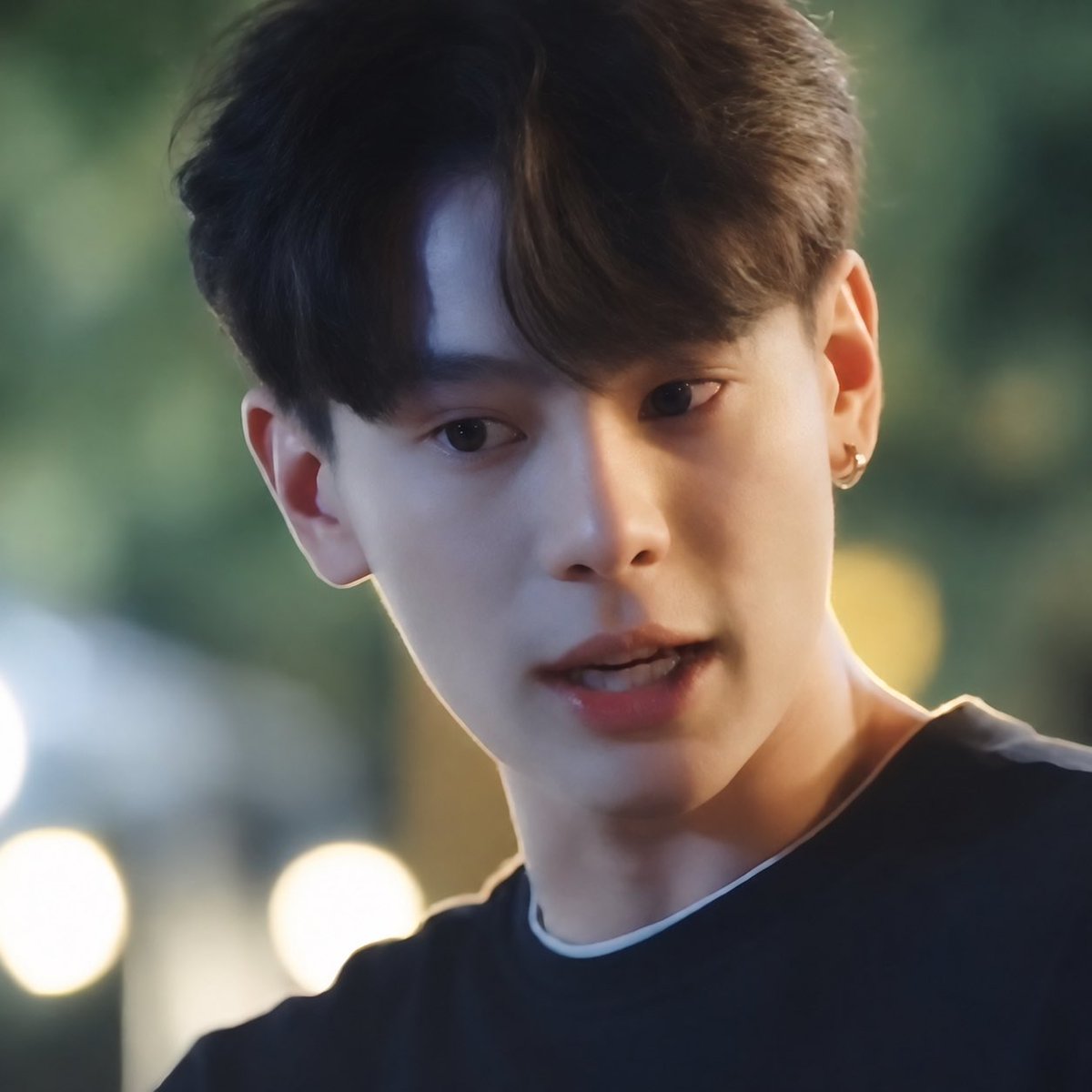 Alzanefoyk's tweet photo. ในแสงอ่อน ๆ มีบางสายตาที่ชวนให้จดจำ 🤍
#bankartit 
#foolinlove https://t.co/2EmgYgL0qw