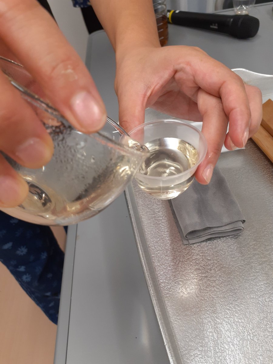 denpunshitsu's tweet photo. 今度は白いお茶を…
一見白湯に見えますがお茶です

私も淹れる体験をさせてもらいました
こぼさず入れられて良かった😊

こちらのお茶もとても美味しくいい香りです

講師の馬(マ)さんと🤳

加工してもどうにもならないシワシワ顔なので無加工で失礼いたします🙇 https://t.co/ko5aohasBZ