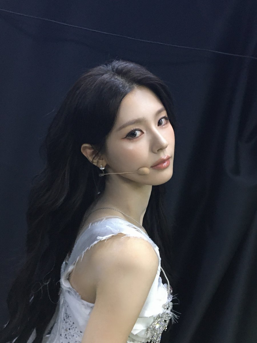 miyeonrc's tweet photo. ✿ ₊˚ ⊹ white, soft light, and a stillness that feels like a held breath. an angel is only a story people tell about someone who never had to try. 🕊 ❁ ༉‧₊˚ https://t.co/T30LTNyc12