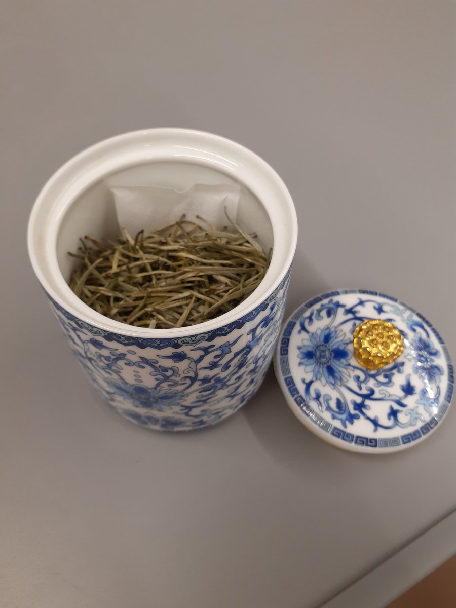 denpunshitsu's tweet photo. 今度は白いお茶を…
一見白湯に見えますがお茶です

私も淹れる体験をさせてもらいました
こぼさず入れられて良かった😊

こちらのお茶もとても美味しくいい香りです

講師の馬(マ)さんと🤳

加工してもどうにもならないシワシワ顔なので無加工で失礼いたします🙇 https://t.co/ko5aohasBZ
