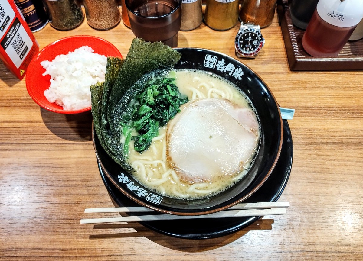 ohkubokz's tweet photo. 壱角家 @渋谷道玄坂店
　家系ラーメン並 550円(誕生日クーポン)、ライス(ランチタイム無料 )

　王道の濃厚豚骨スープに中太ストレート麺
　しっかりサイズの海苔3枚と大きなチャーシューでご飯も進む🥰
　クーポンと無料ライスの組み合わせで高コスパかつ大満足✨
　壱角家アプリ必須です🎉 https://t.co/3pIl8lHF76