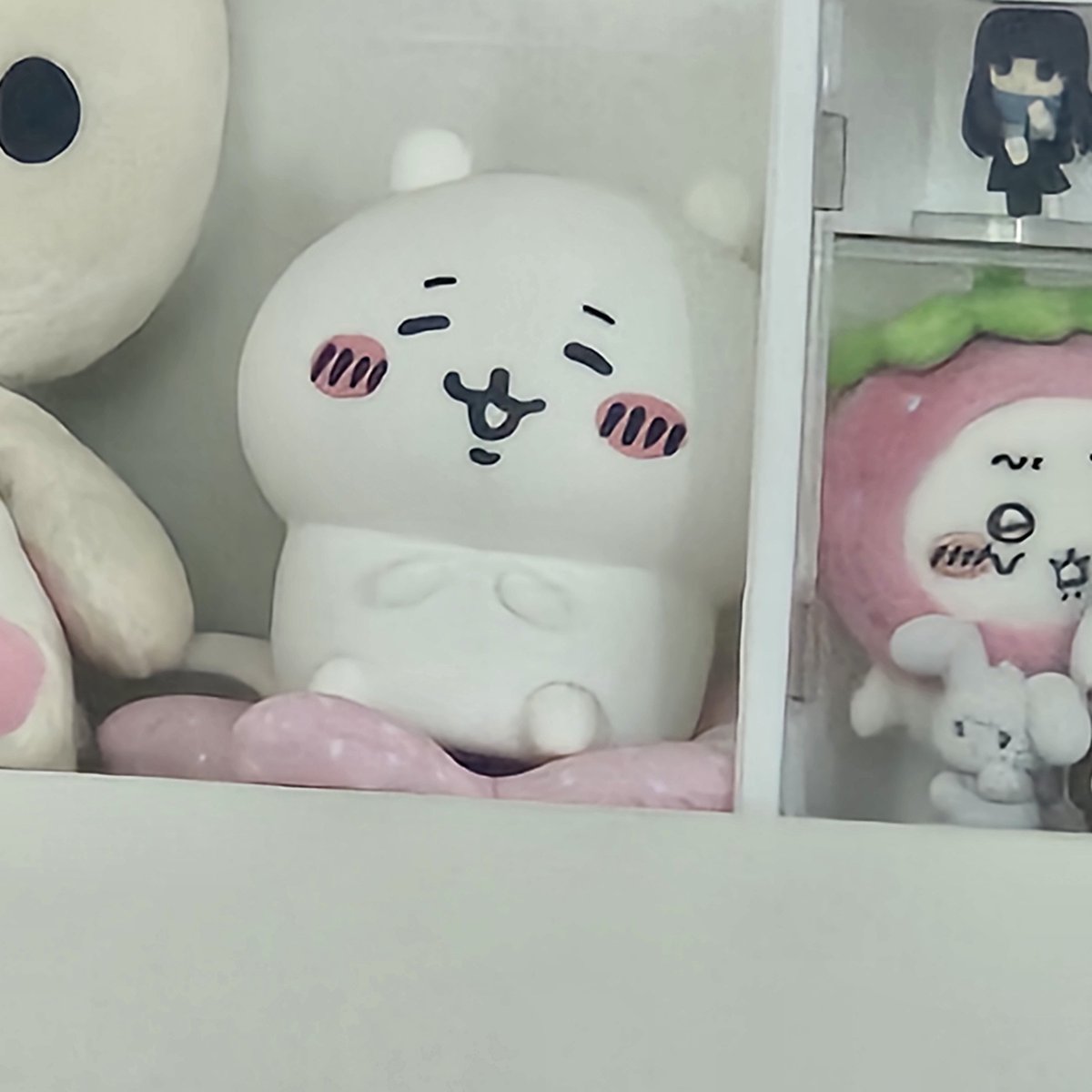 HaeMyon_'s tweet photo. 방 정리 다 못했는데 덩그러니 구석에 있는 가챠링과 야야움파파 https://t.co/CfuC6k6HLV