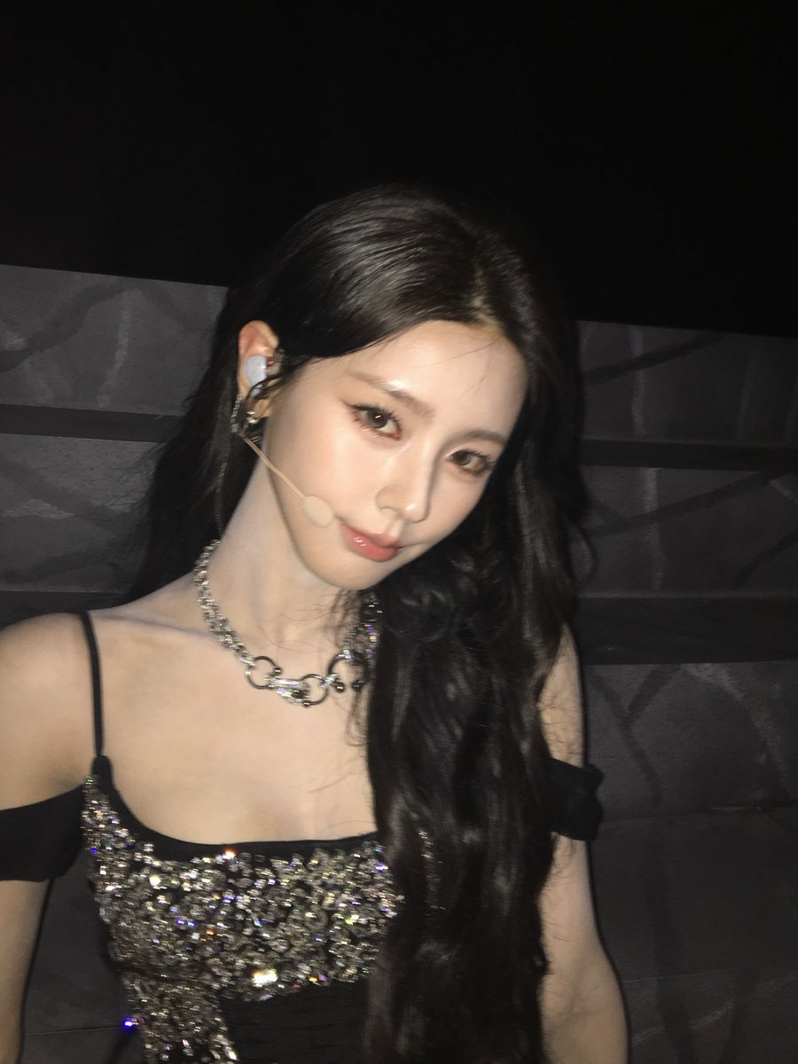 miyeonrc's tweet photo. ⛧ ˚ ༘ midnight, silver, and a glimmer that looks accidental. it never is. some of us were made for the dark, and we shine best when nobody's watching too closely. ༄ ᨒ https://t.co/eroCDlMoEz
