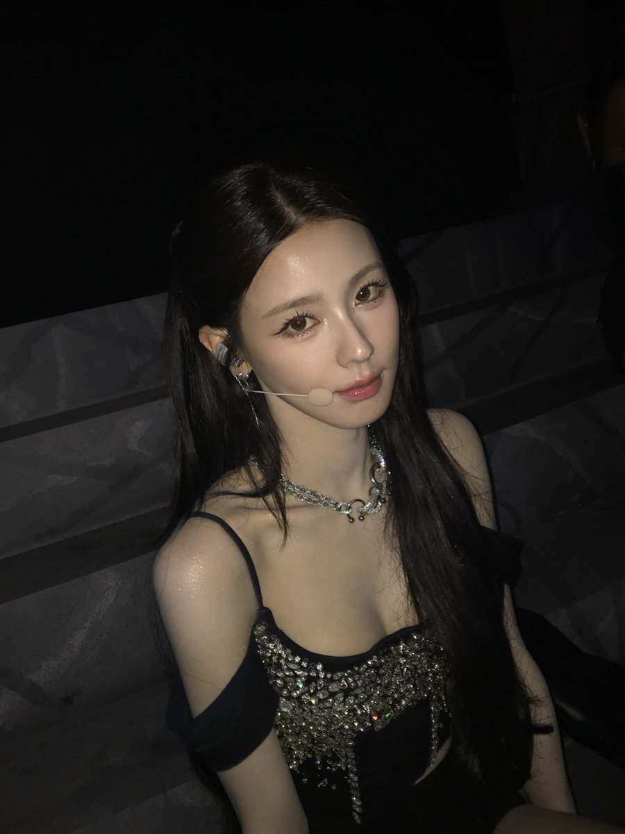miyeonrc's tweet photo. ⛧ ˚ ༘ midnight, silver, and a glimmer that looks accidental. it never is. some of us were made for the dark, and we shine best when nobody's watching too closely. ༄ ᨒ https://t.co/eroCDlMoEz
