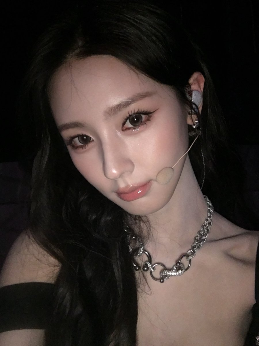 miyeonrc's tweet photo. ⛧ ˚ ༘ midnight, silver, and a glimmer that looks accidental. it never is. some of us were made for the dark, and we shine best when nobody's watching too closely. ༄ ᨒ https://t.co/eroCDlMoEz