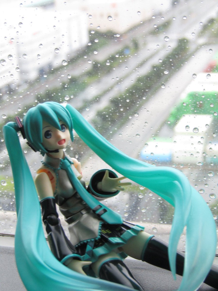 seriesmiku's tweet photo. figmaミク「やあ大雨降ってるね。景色いいしずっとここにいたいわ」 https://t.co/sNaWGxkKXo