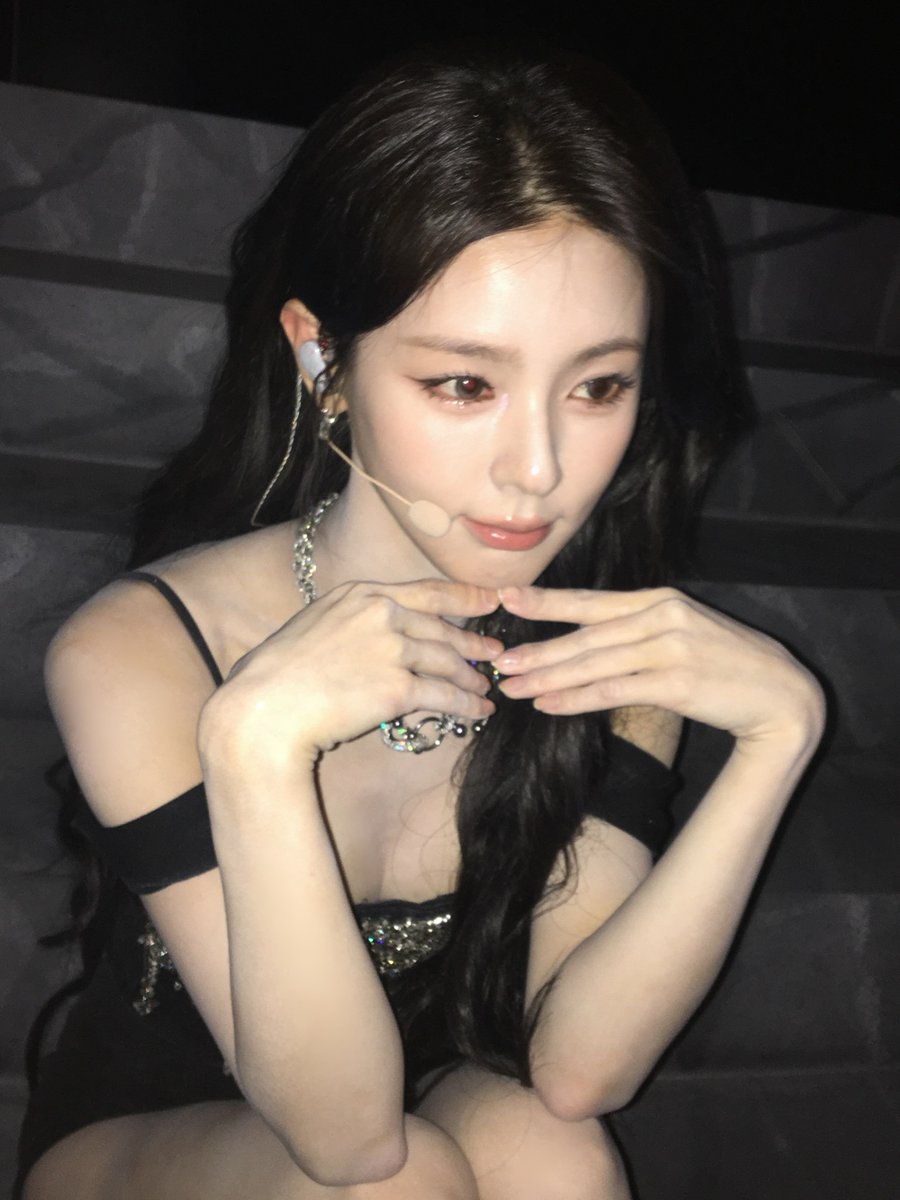 miyeonrc's tweet photo. ⛧ ˚ ༘ midnight, silver, and a glimmer that looks accidental. it never is. some of us were made for the dark, and we shine best when nobody's watching too closely. ༄ ᨒ https://t.co/eroCDlMoEz