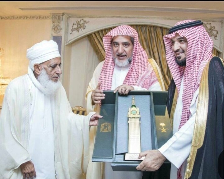 Qassamsword's tweet photo. @inpic0 لا تنسى ذي .. 

قبل سنة توسطت عمان للافراج عن ٧ جنود سعوديين نسيهم ابن سلمان في جبال صعدة .. في احد ينسى جنوده ؟؟ 

خذ ذي غيرها ، قبل عدة سنوات تم تكريم الشيخ احمد الخليلي في جدة لجهوده في التقريب بين المذاهب الاسلامية (لما كانت الآلهة النجدية راضية عنه ) .. https://t.co/V7q0KwGlrl