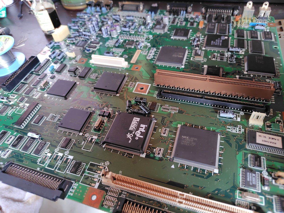 corsola_m's tweet photo. 友達の依頼でPc-9821Cx修理してる https://t.co/8k5llsL9VK