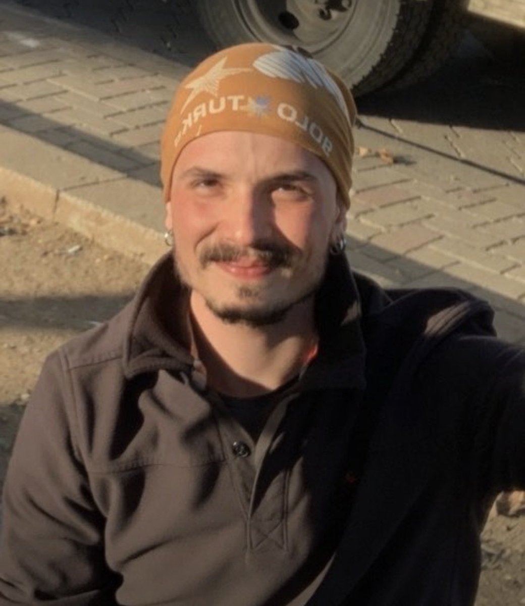 savgatore's tweet photo. 25 yaşındaki üniversite mezunu Murat Can, iş bulamadığı için @Trendyol’da kurye olarak çalışıyormuş. Kendi şeridinde ilerlerken yapılan ani dönüş sonucu bir doktor tarafından hayattan koparılmış. 

Murat'ın mahkemesi yarın saat 10.00'da, Denizli 9. Asliye Ceza Mahkemesinde görülecek. 
#MuratCanPekeroğluİçinAdalet 
#muratcanasesol