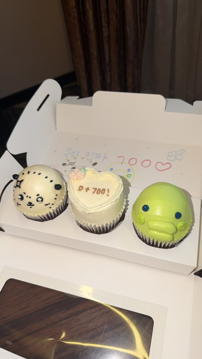 yookshu's tweet photo. 남자친구랑 700^^일이라서
엄청 예전부터 맡기고싶엇던 케이크
주문제작 맡겻는데 (오직 여기만을 위해 울산을감..🧑🏻‍🩰)
감자친구도 내가 옛날부터 여기케이크 기엽다고한거 기억하고 몰래 주문해서
졸귀몬스터컵케이쿠가 6개가 된 깜놀사건
그래도 누무너무기엽닼ㅋㅋㅋ😭🥚🤍🦭 https://t.co/7K0AOxNS4h